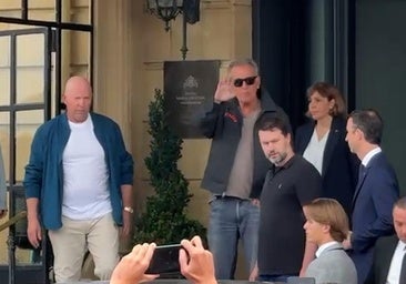 Bruce Springsteen se deja ver en una de sus salidas del hotel María Cristina