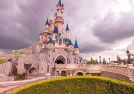 Un hombre cierra Disneyland Paris para casarse con una niña de 9 años y acaba detenido