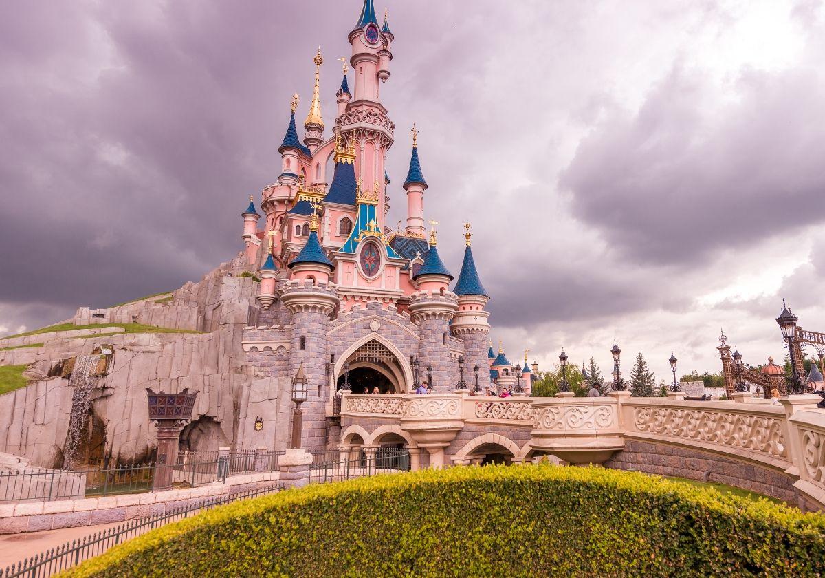 Un hombre cierra Disneyland Paris para casarse con una niña de 9 años y acaba detenido
