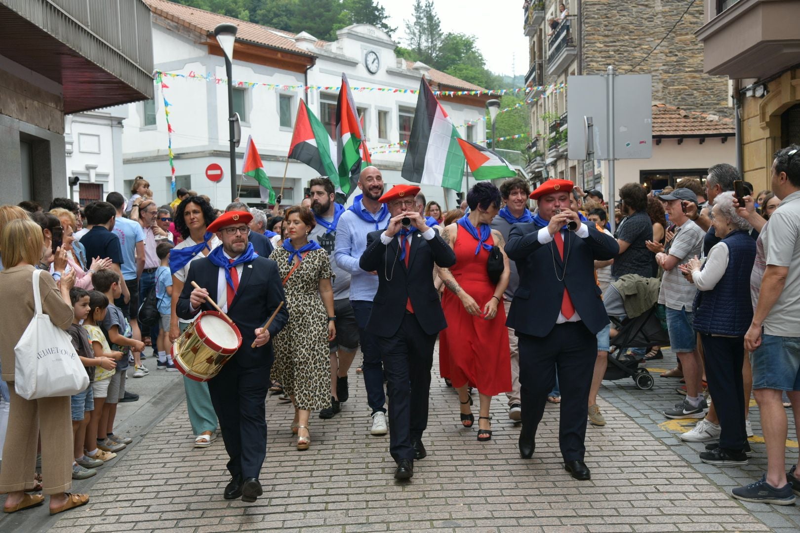 Las calles de Eibar se llenan en la víspera de San Juan