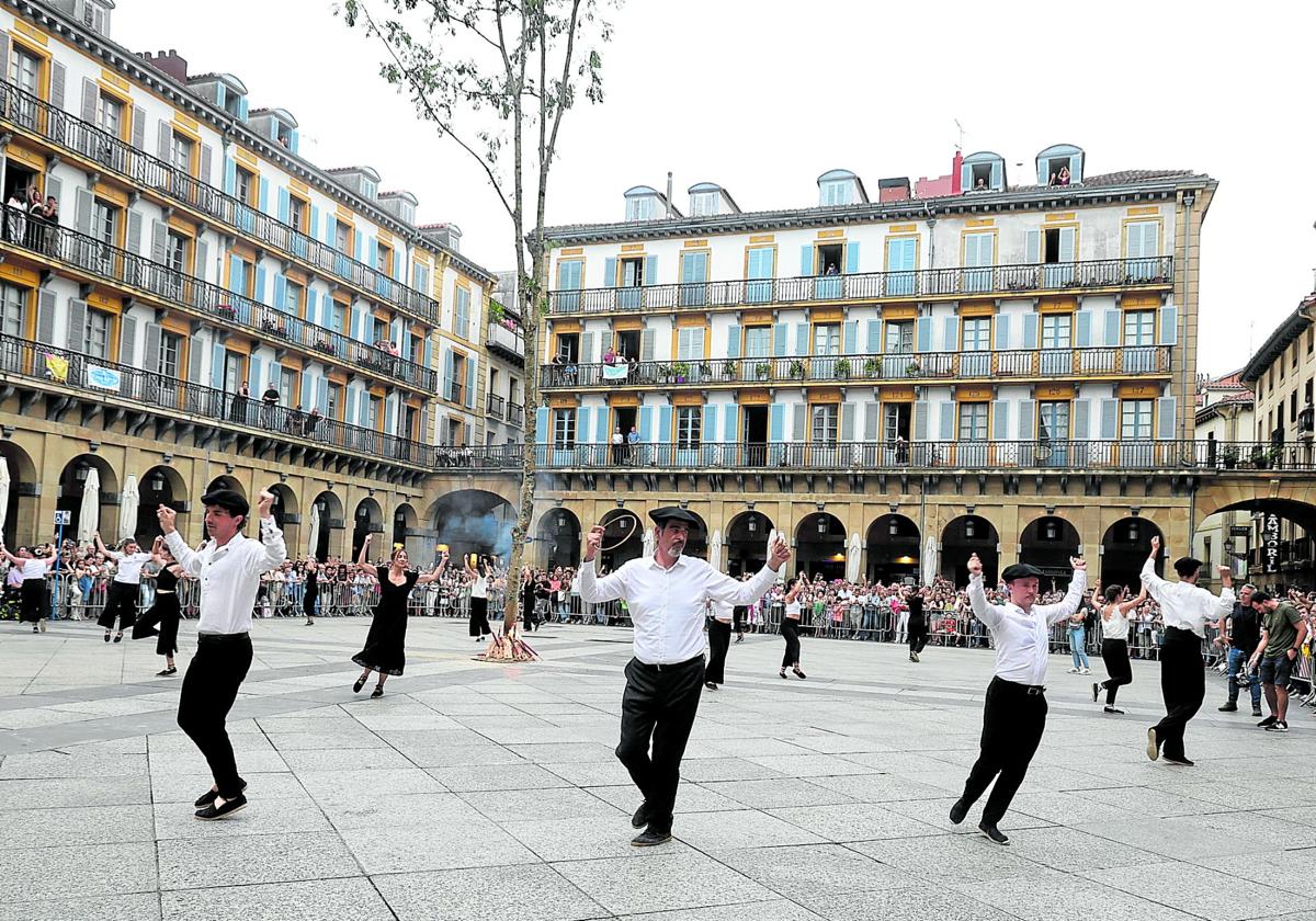 Eneko Goia, con el simbólico aro de mimbre en su mano derecha, baila junto a otros corporativos ante el fresno en llamas, este lunes en la plaza de la Constitución.