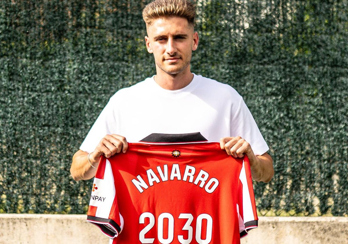 Robert Navarro posa con la camiseta del Athletic.