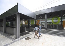 Dos mujeres acceden al nuevo paso subterráneo de la estación de Ordizia.