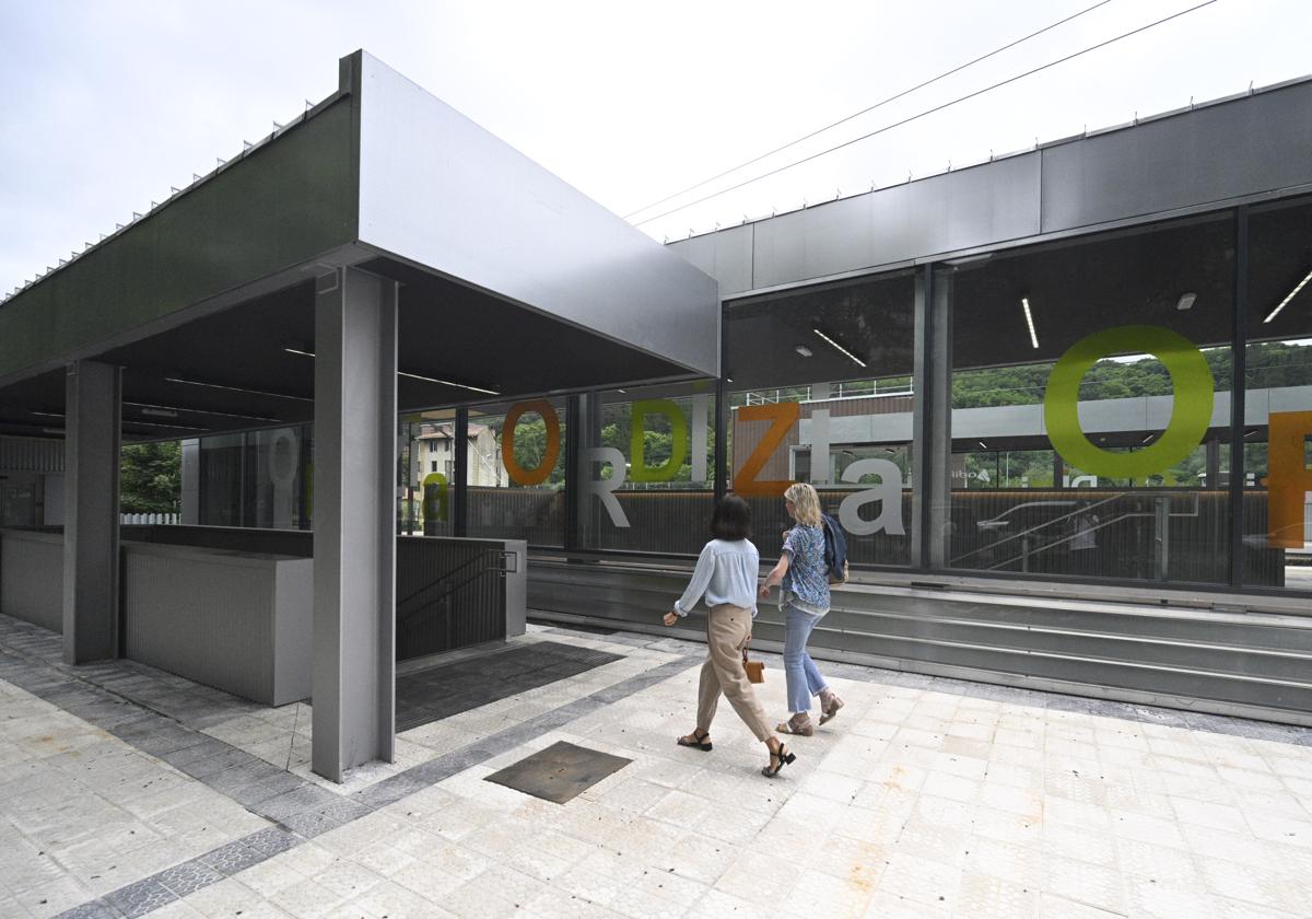 Dos mujeres acceden al nuevo paso subterráneo de la estación de Ordizia.