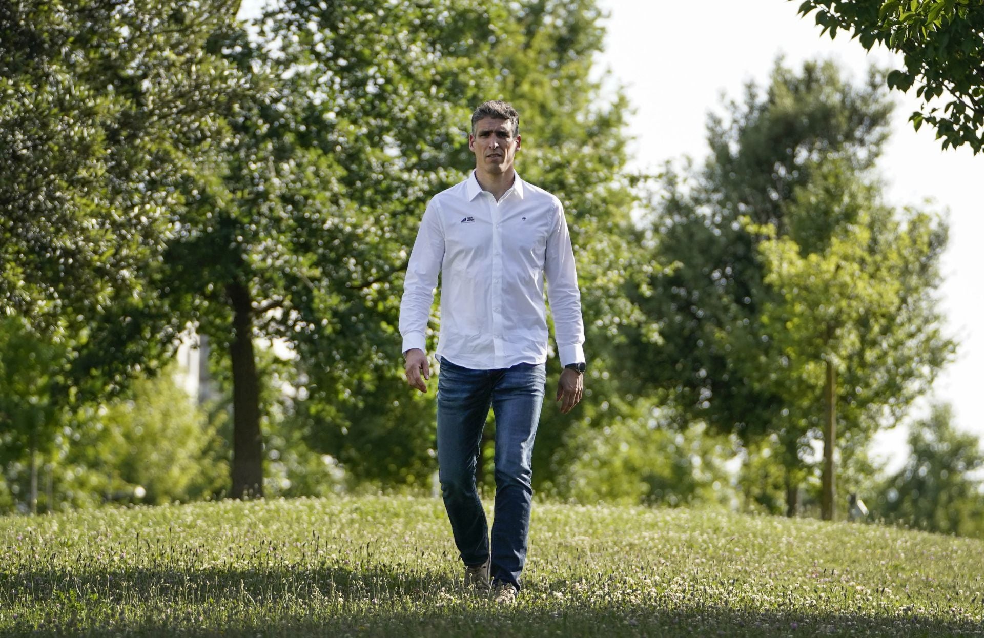 Javier Urriza pasea por un parque de Iruña.