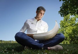 Javier Urriza, en un parque de Soto Lezkairu, el barrio de Pamplona donde reside en la actualidad.