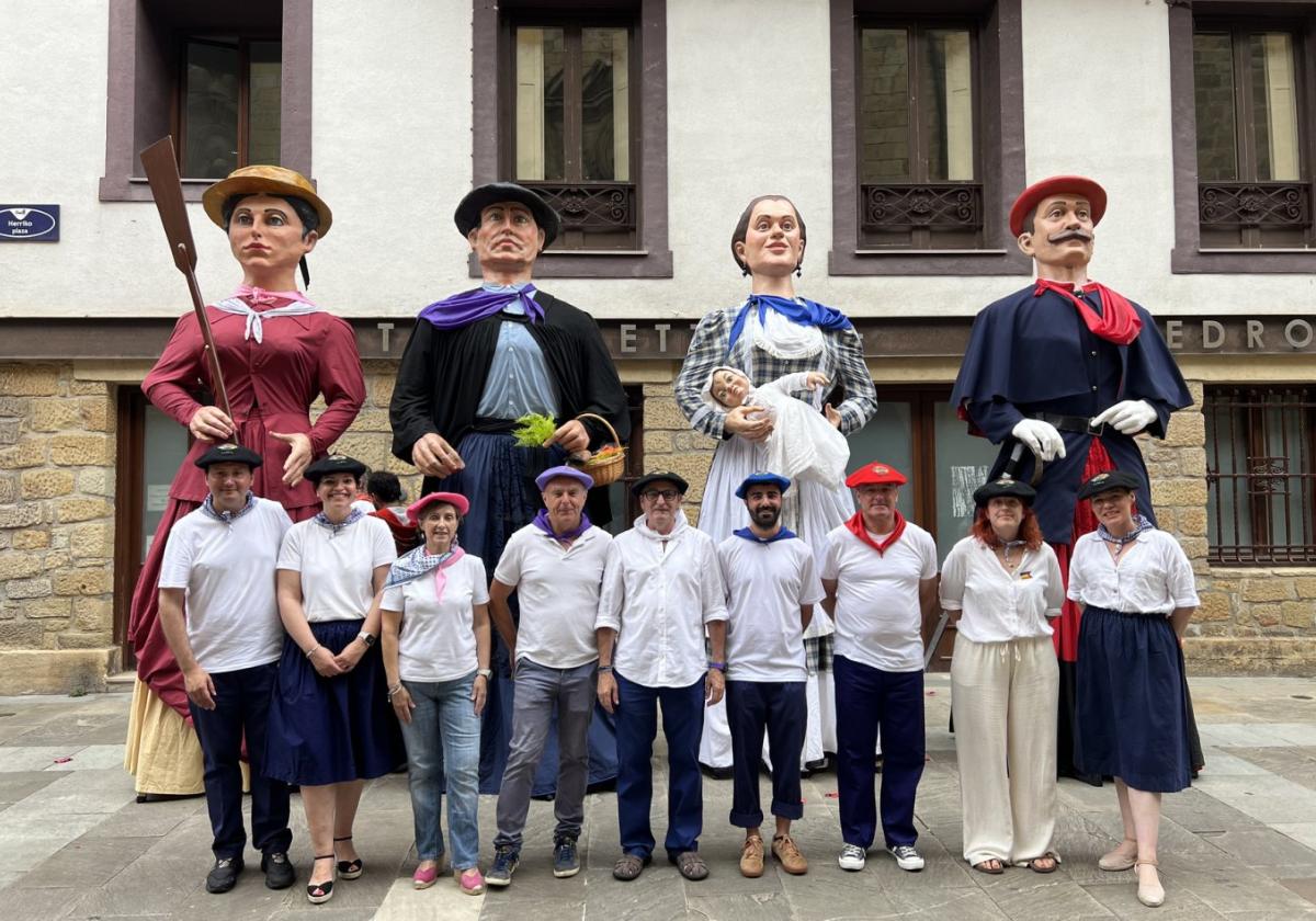 Los concejales de EH Bildu y PNV con atuendo arrantzale posan con los gigantes de cada distrito.