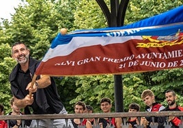 El entrenador de Hibaika con la bandera en el quiosco de la Alameda.