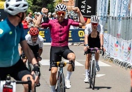 Imanol Arizmendi celebra el triunfo a su llegada a la meta.