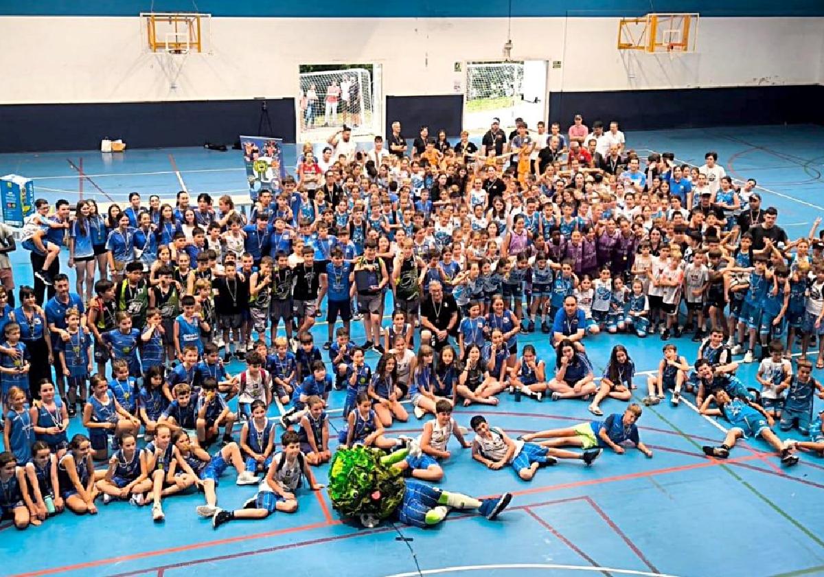 Más de cuatrocientos chavales participaron en Azatxo Topaketa celebrada el sábado.
