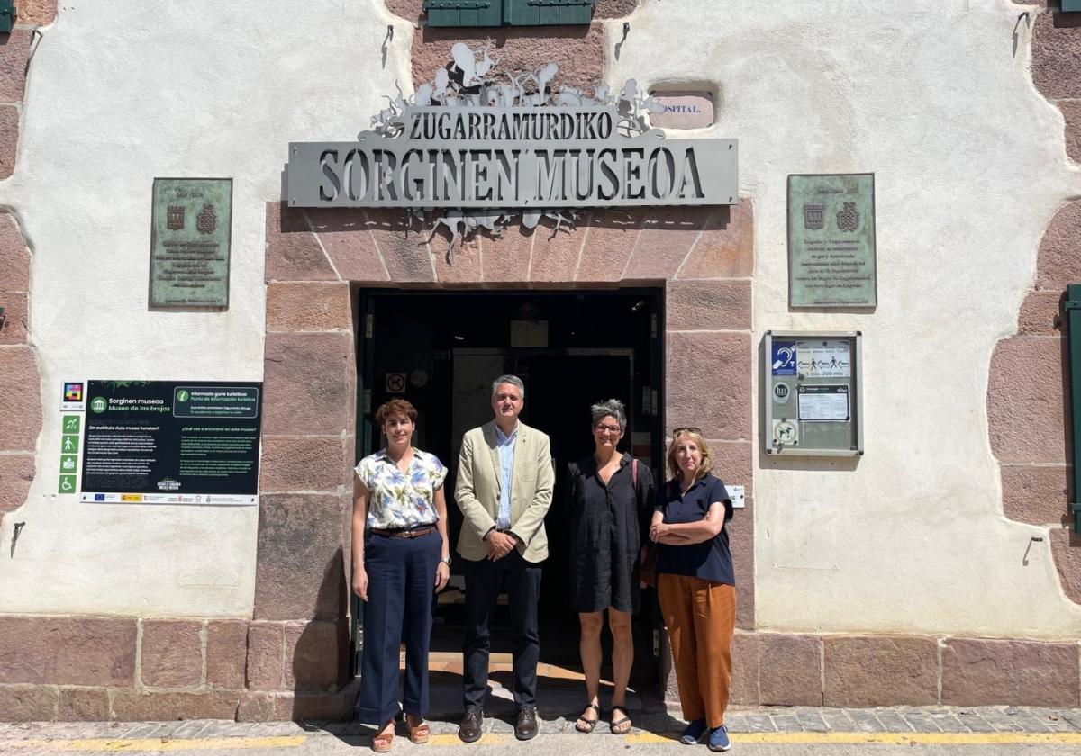 Ainhoa Agirre con el director general, Ignacio Apezteguía; la alcaldesa Agerre; y Susana Irigaray.