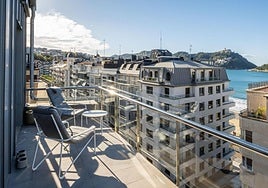 Terraza con vistas a La Concha de uno de los áticos de Zubieta 3.