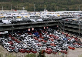 Silo de coches en el Puerto de Pasaia.