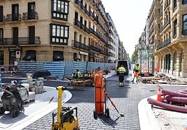 Estado actual de las obras de reurbanización de la calle Easo en el tramo entre San Martín y el hotel Londres.