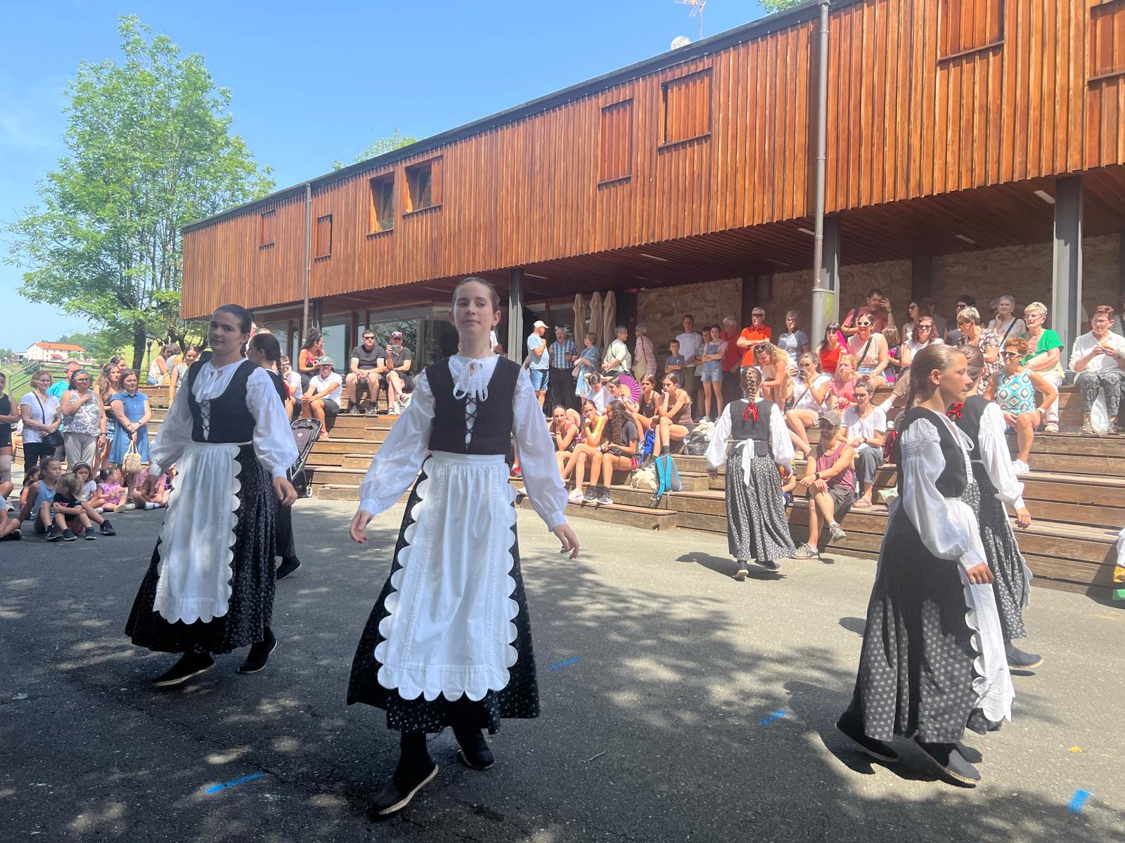 Numerosos urretxuarras disfrutan de la fiesta en Santa Bárbara