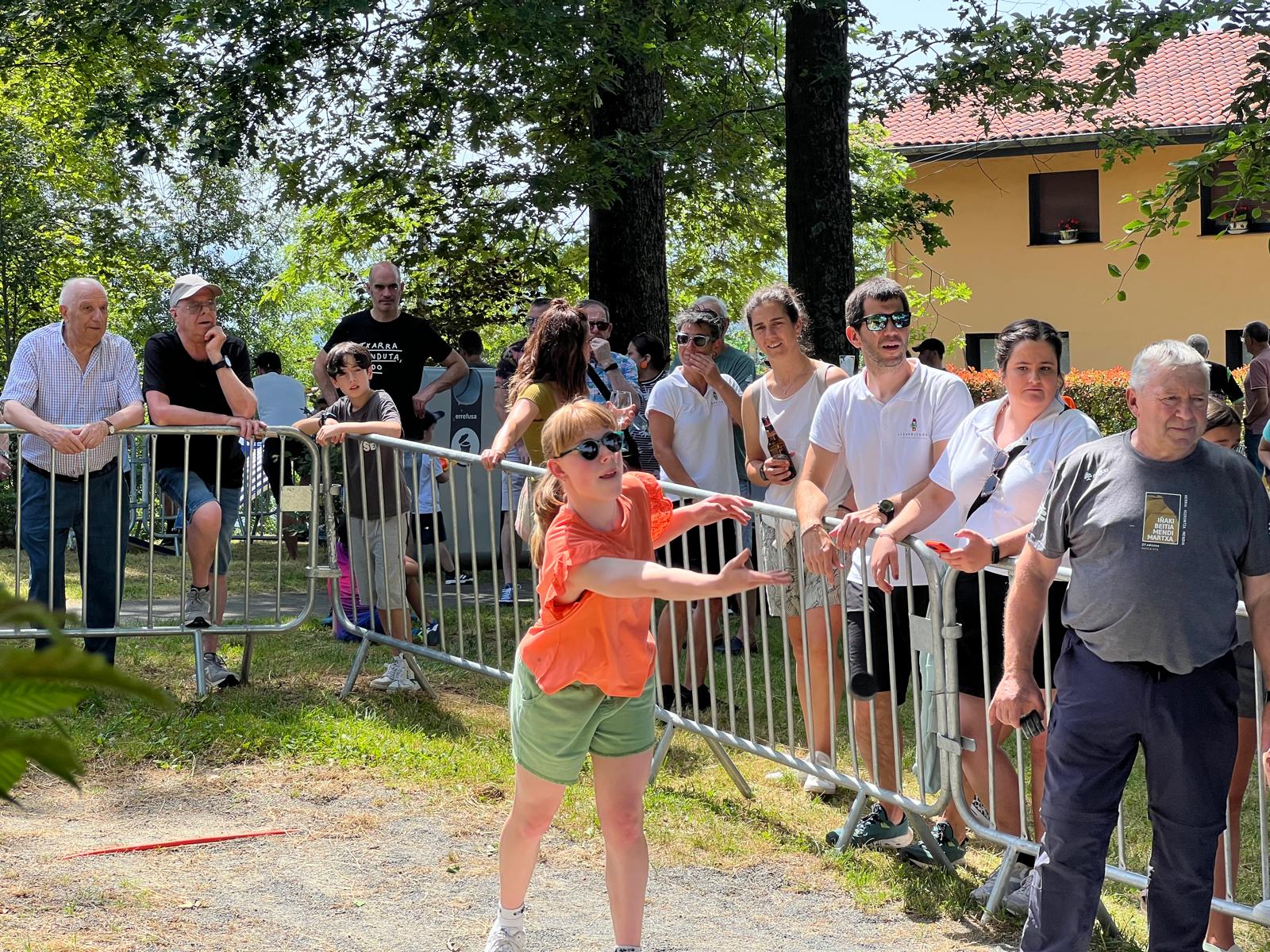 Numerosos urretxuarras disfrutan de la fiesta en Santa Bárbara