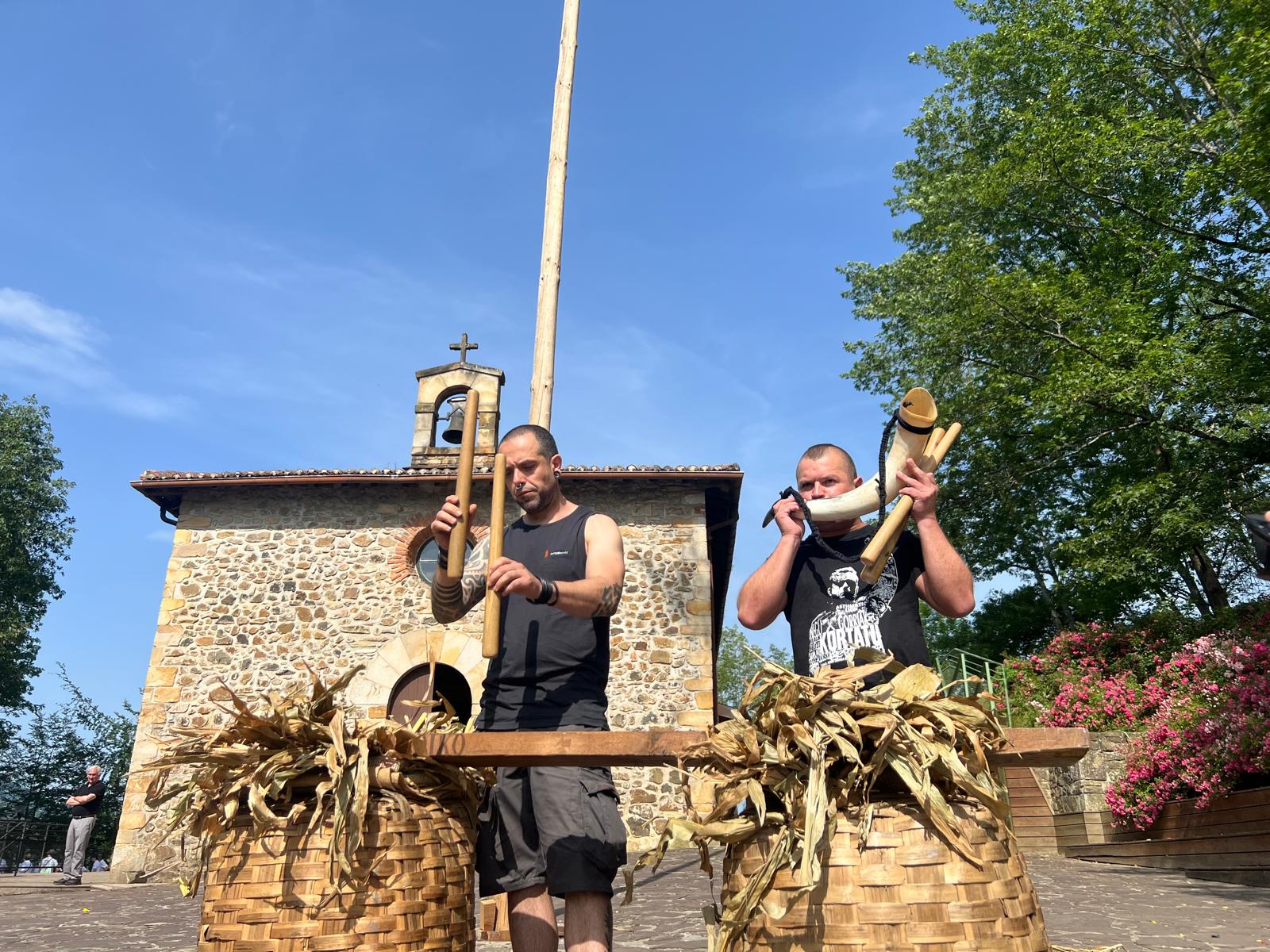 Numerosos urretxuarras disfrutan de la fiesta en Santa Bárbara