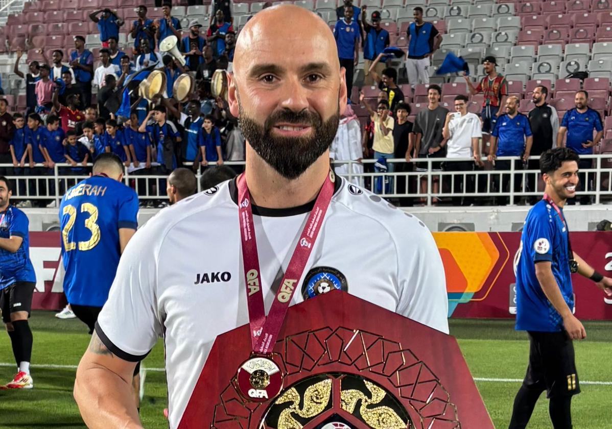 Julen Esnaola posa con el trofeo de campeón de la segunda división catarí.