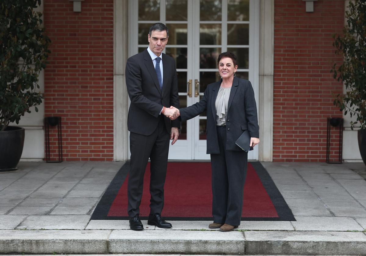 Pedro Sánchez y Mertxe Aizpurua se saludan en Moncloa.