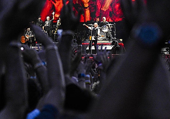 Bruce Springsteen y su banda, durante su actuación de anoche.