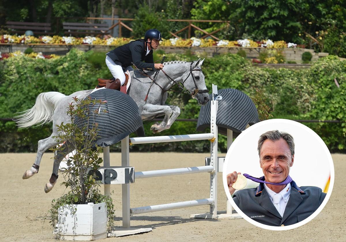 Diego Usón posa con la medalla.