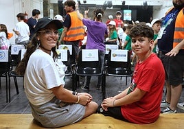 Dos niños en la inauguración del campamento