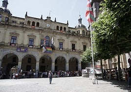 Vista del Ayuntamiento de Hernani, en la Plaza de los Gudaris, donde se han producido los altercados de esta pasada madrugada.
