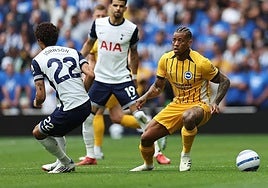 Igor Julio se zafa de Brennan Johnson, autor del gol que le dio la Europa League al Tottenham en San Mamés.