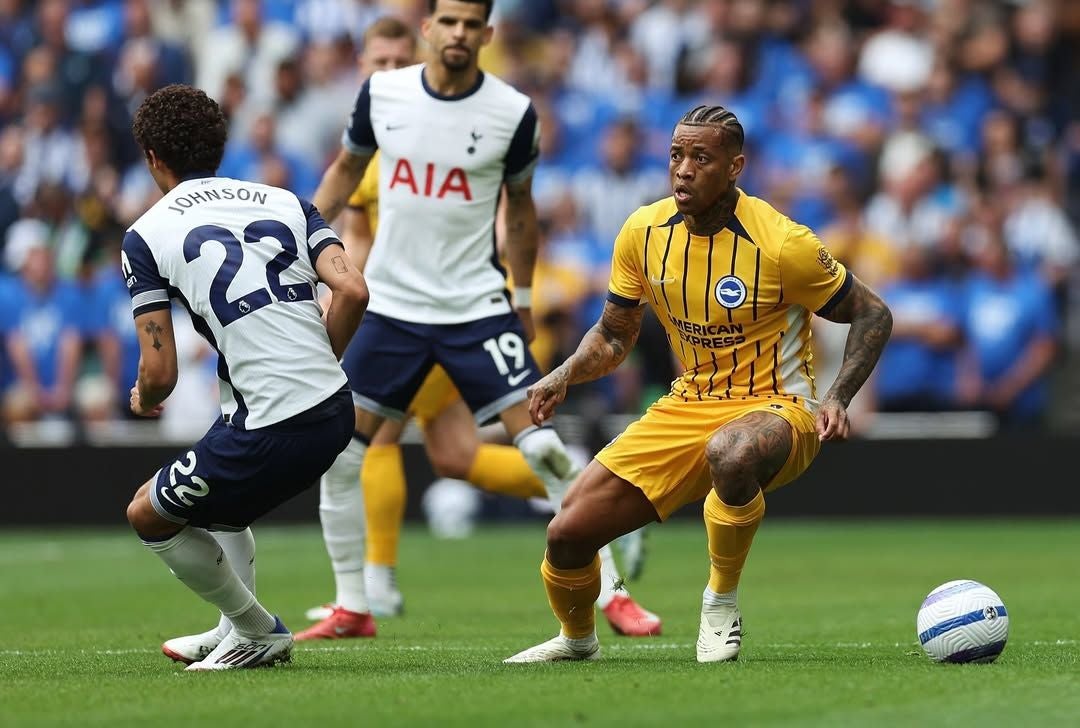 Igor Julio se zafa de Brennan Johnson, autor del gol que le dio la Europa League al Tottenham en San Mamés.
