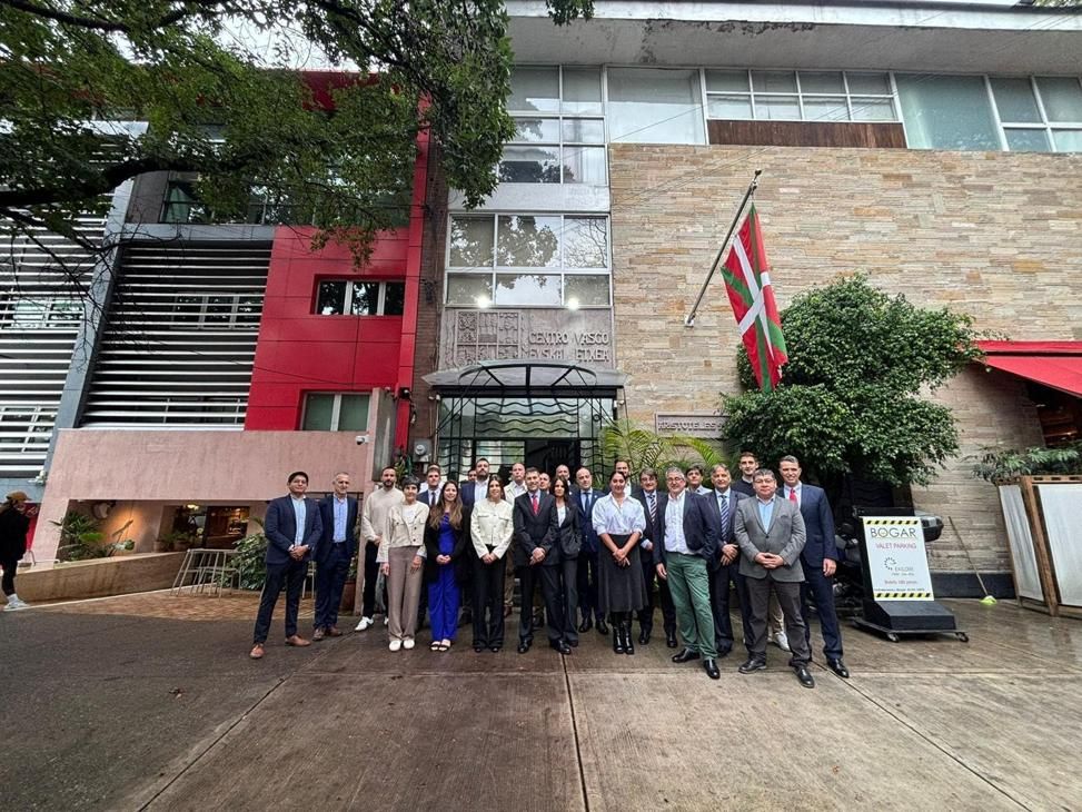 Miembros de las empresas guipuzcoanas e instituciones frente a las oficinas del Gobierno Vasco en México.