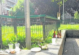 Lamenta Lina Uribe: «Esta es la imagen matinal de cualquier viernes, en un lado de la plaza del Txofre frente a un bar de pintxo pote. Una guarrería. Botellines, latas y cestillos de comida, servilletas sucias. Todo amontonado en el pretil, justo al lado de varias papeleras. Espero que intervenga la Guardia Municipal y haya sanciones».