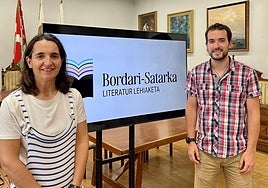 Garoa Lekuona, Euskara zinegotzia, eta Ander Moron, Euskara saileko arduraduna.