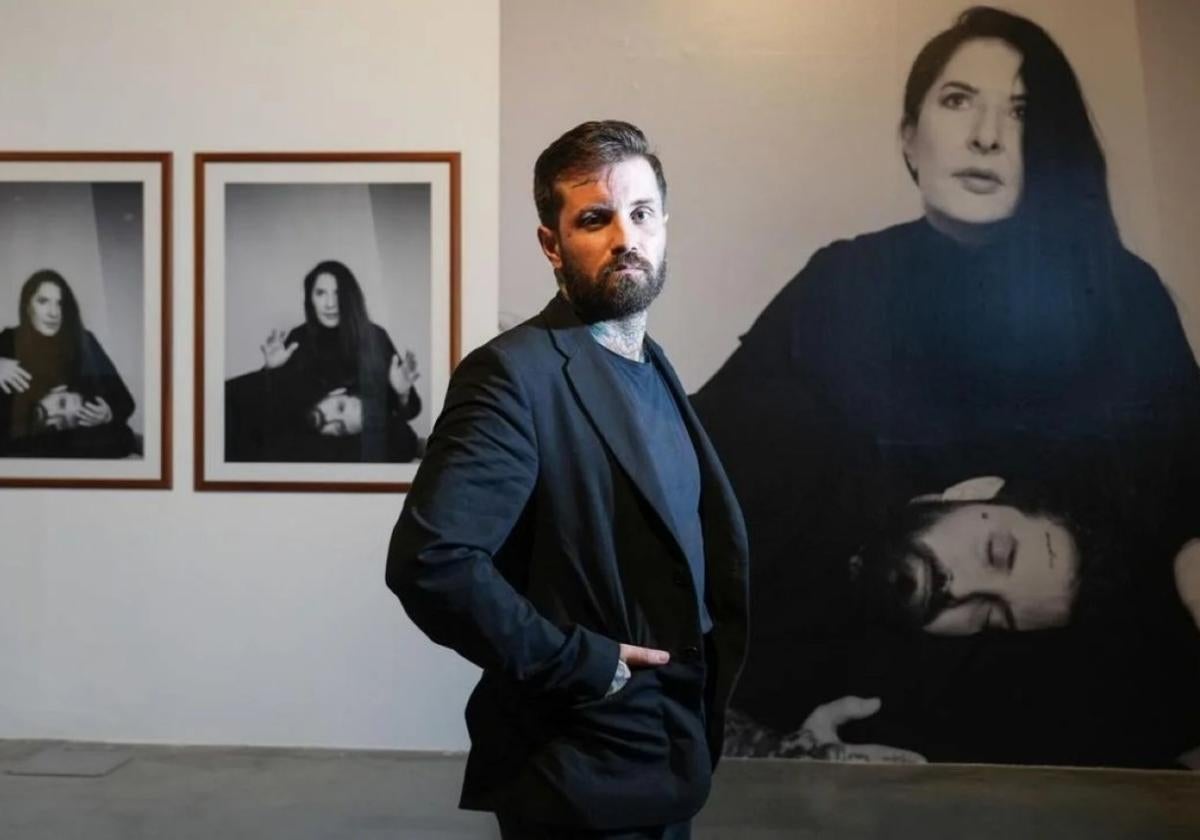 El artista Abel Azcona, en su exposición.