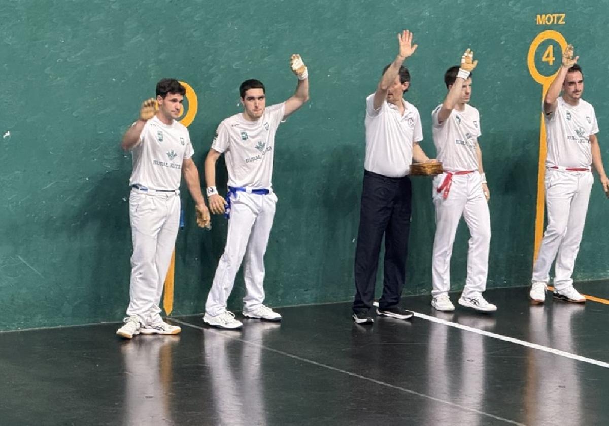 Garmendia y Azketa (deracha) ante Hernani en Beasain.