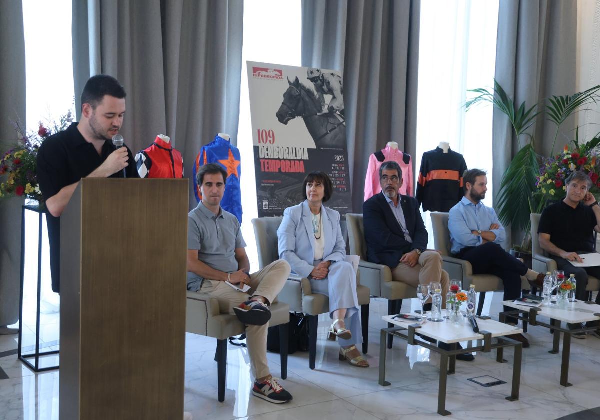 Autoridades y organizadores, ayer en la presentación.