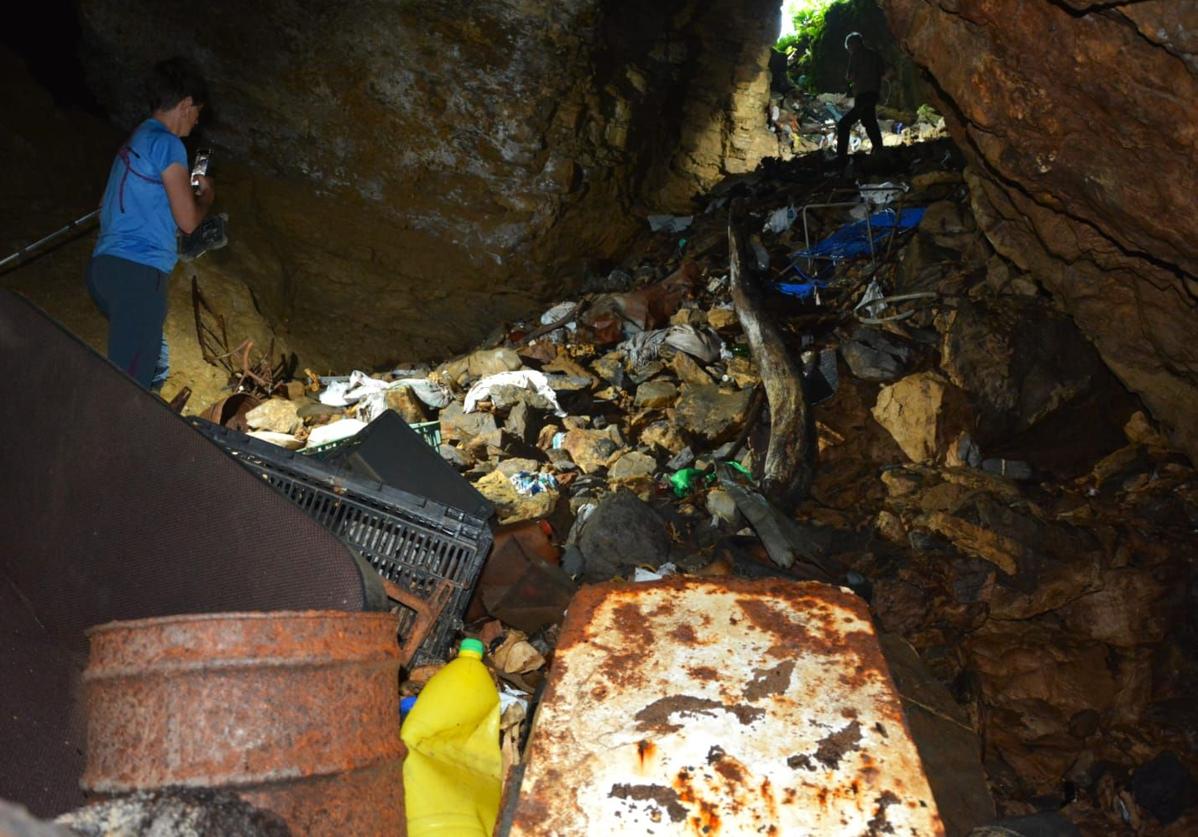 Los residuos acumulados en una de las cuevas inspeccionadas.