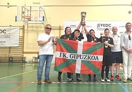 El equipo de IK Gipuzkoa de la ONCE, celebra el campeonato de España.