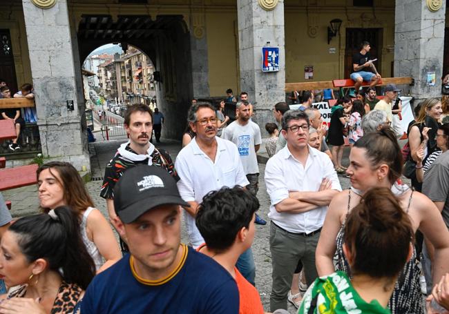 El alcalde de Hernani Xabier Lertxundi en la concentración de ayer.
