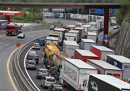 Imagen de archivo de colas en la AP-8.