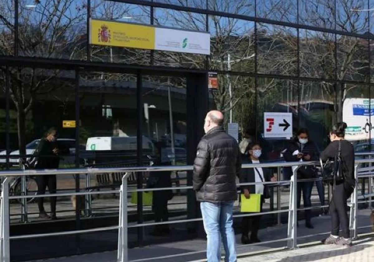 Los autónomos societarios transfronterizos cotizan por la base mínima por un error de la ley