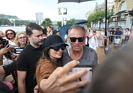 Springsteen, ayer, con los fans ante el María Cristina.