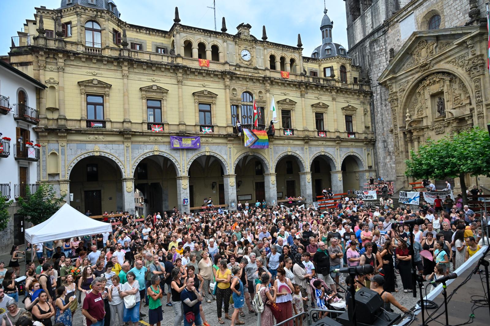 Cientos de personas participaron en Hernani en la convocatoria de condena por las «agresiones racistas» que se produjeron el lunes.