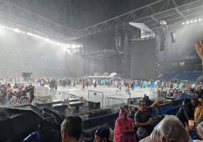 Imagen de la intensa lluvia que ha caído en mitad del concierto de Bruce Springsteen.