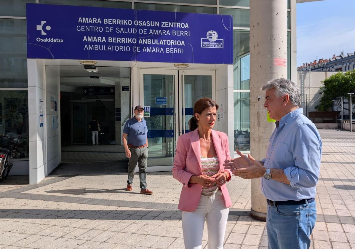 Javier de Andrés y Laura Garrido en el centro de salud de San Sebastián de Amara Berri.