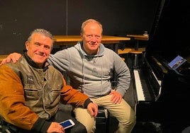 Patxi Salbide y Manuel Faria celebrando el lanzamiento de 'Noites Acordadas'.
