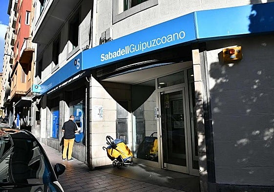 Oficinal del Sabadell en Eibar, con el 'apellido' del Guipuzcoano en la entrada.