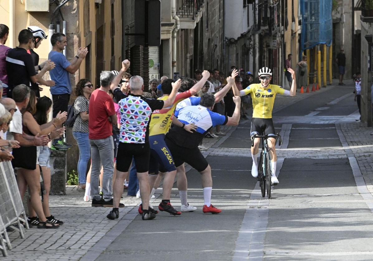 Urcaregui llega vencedor en la Vuelta a Gipuzkoa, el lunes en Segura.