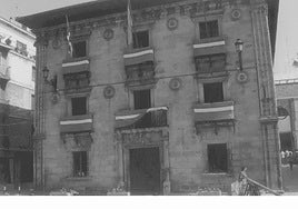 Imagen de archivo de la fachada del Ayuntamiento de Zarautz engalanado para las fiestas.