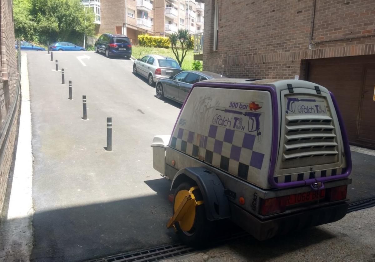 El compresor «aparcado» en Urazandi, con el cepo puesto.