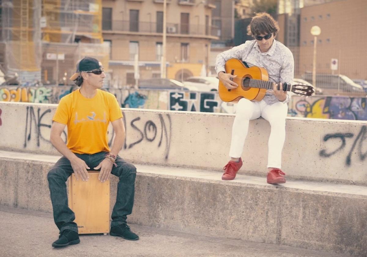 Xabi y Asier, en su territorio, explanada de Sagüés, junto a la pista de skate, en el muro. Guitarra y cajón.